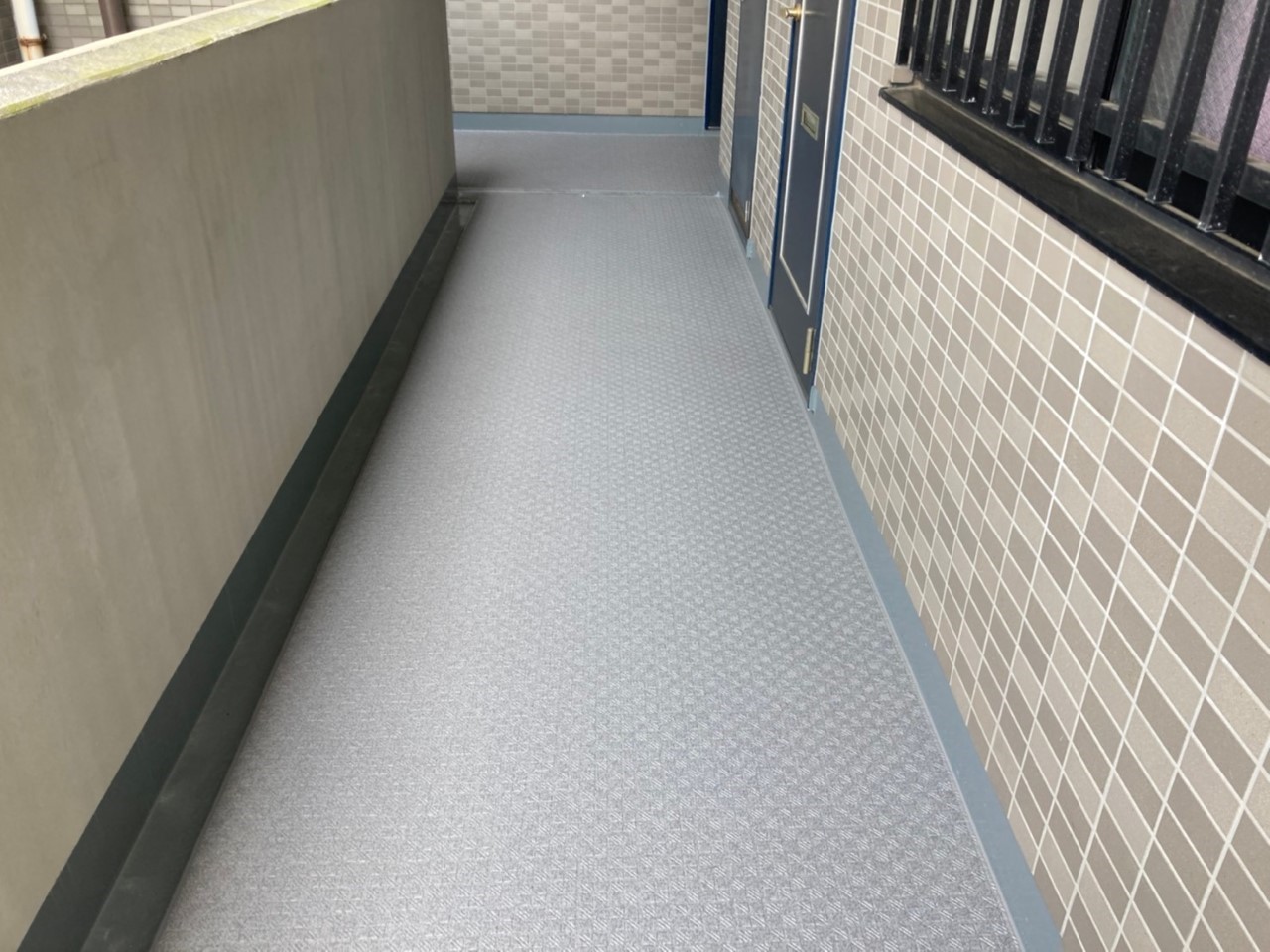 川口市 マンション共用廊下への防滑性ビニル床シート貼り+